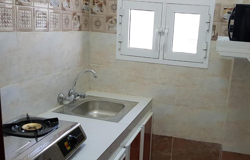 Kuchyň nebo kuchyňský kout v ubytování Duqm Suites