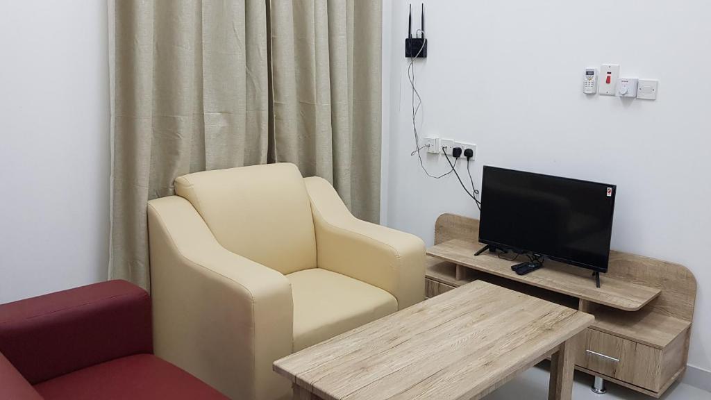 TV a/nebo společenská místnost v ubytování Duqm Suites