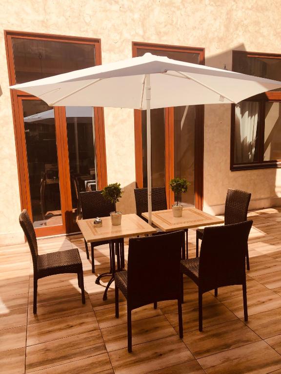 Patio nebo venkovní prostory v ubytování Atrium Panzio