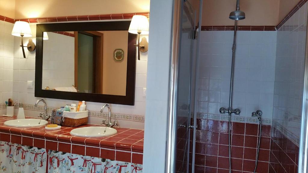 A bathroom at A CASA DO BUXO