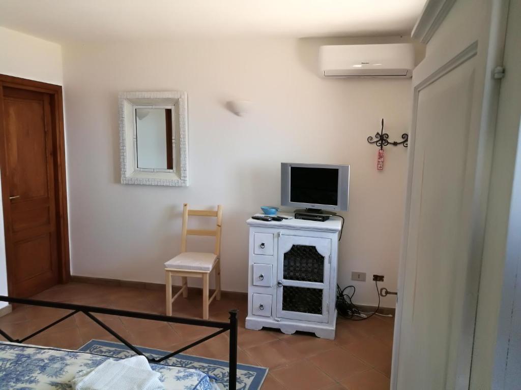 TV a/nebo společenská místnost v ubytování DAMMUSI IL CARRUBO