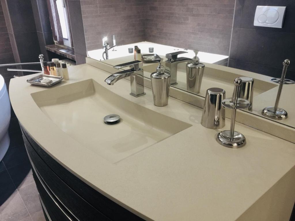Un baño con lavabo y un espejo grande. en Casa Valle 3, en Verona
