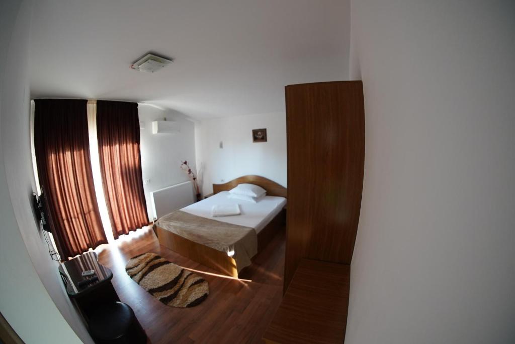 Vila Trandafir tesisinde bir odada yatak veya yataklar