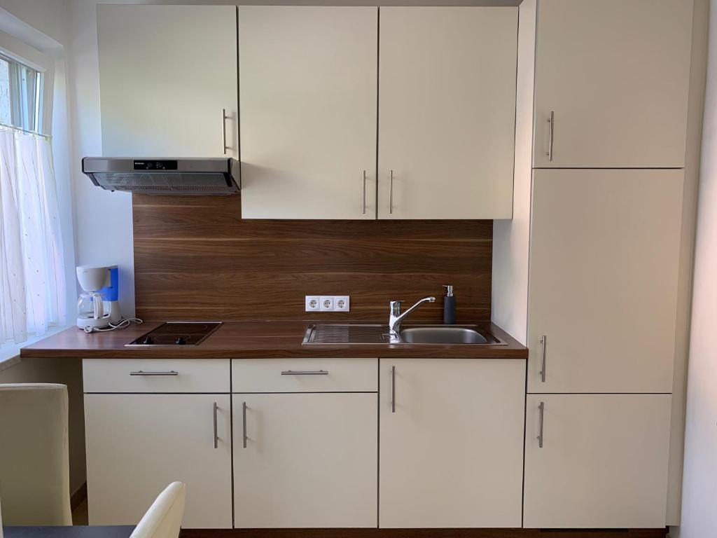 Kuchyň nebo kuchyňský kout v ubytování Pension Steinbichler - Apartments und Zimmer Check in 24-7