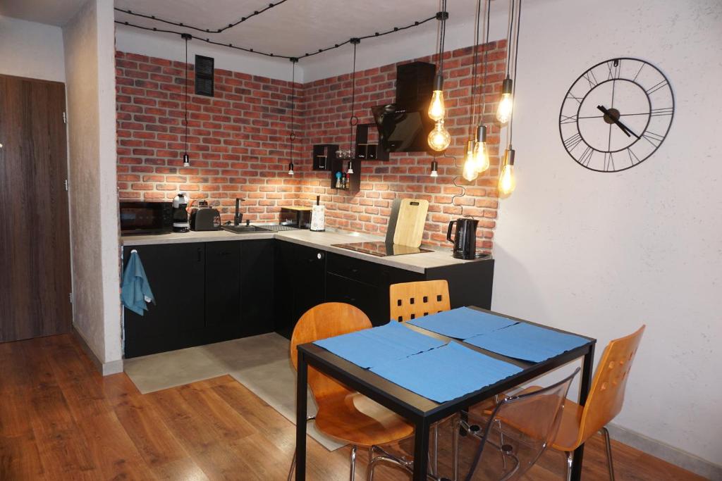 Kuchyňa alebo kuchynka v ubytovaní Apartament metro rondo Onz