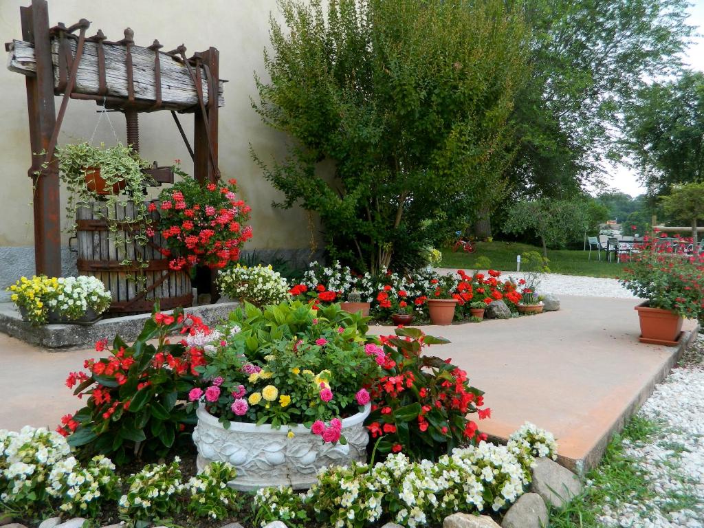 un bouquet de fleurs en pots dans un jardin dans l'établissement Al Torcol Agriturismo, à Monzambano