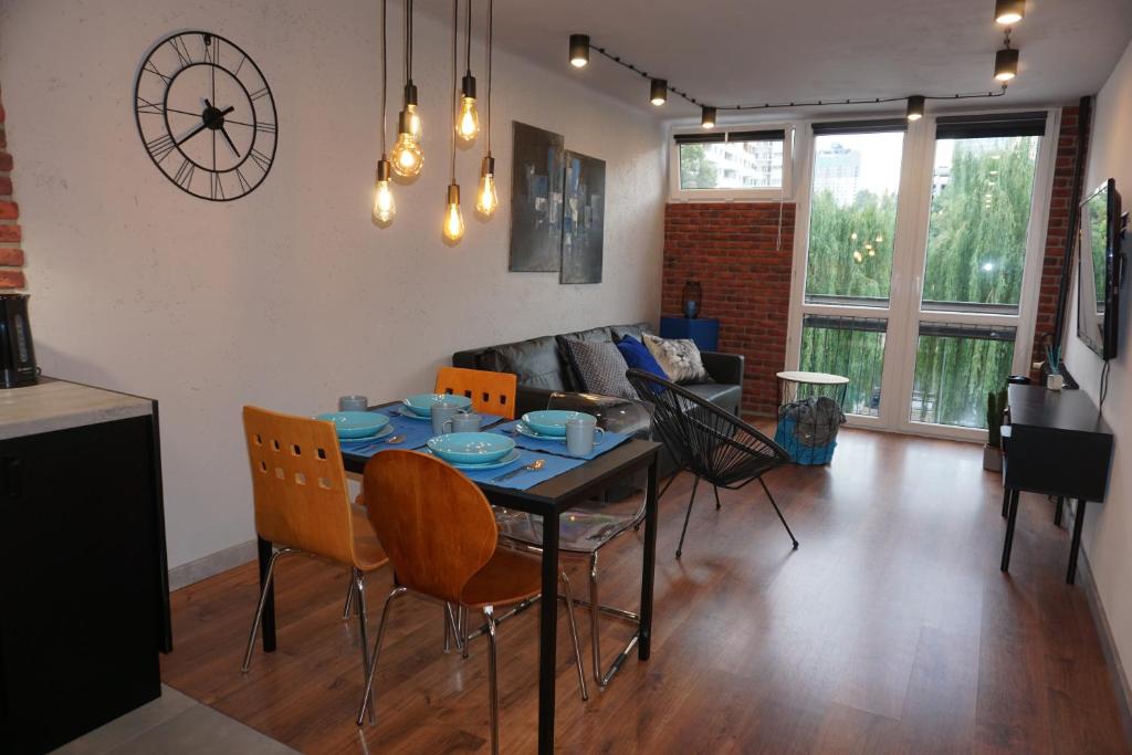 Posedenie v ubytovaní Apartament metro rondo Onz