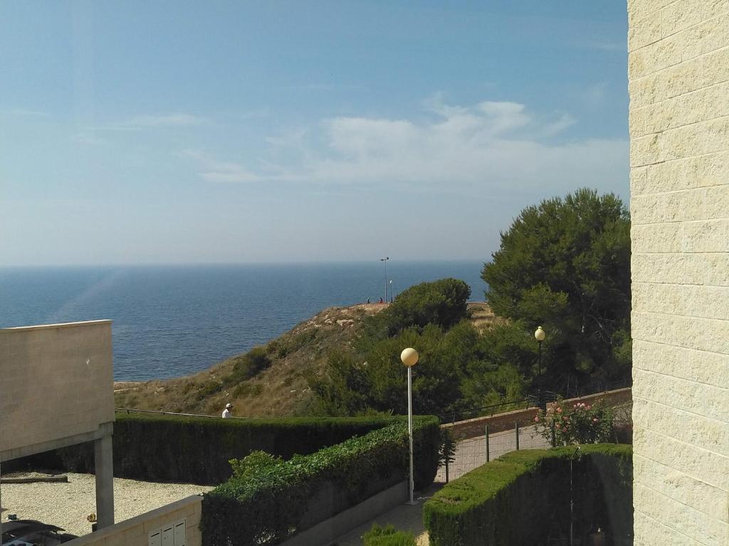 een uitzicht op de oceaan vanuit een gebouw bij Luxe appartement 20 - Punta Glea in Playas de Orihuela