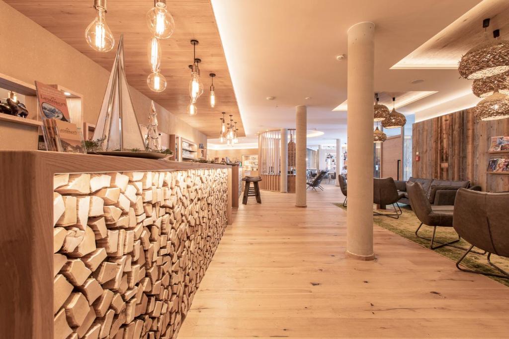 un vestíbulo con un bar con una pared de madera en Landhotel Laudersbach, en Altenmarkt im Pongau