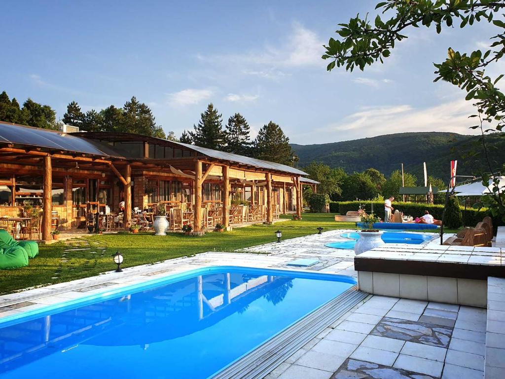 A piscina localizada em Zdravkovac Country Club ou nos arredores