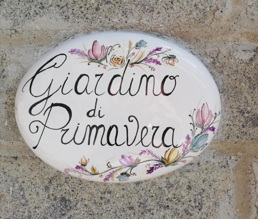 Un piatto con un cartello che dice "Nonna de Ramirez" di GIARDINO DI PRIMAVERA a Bagnoregio