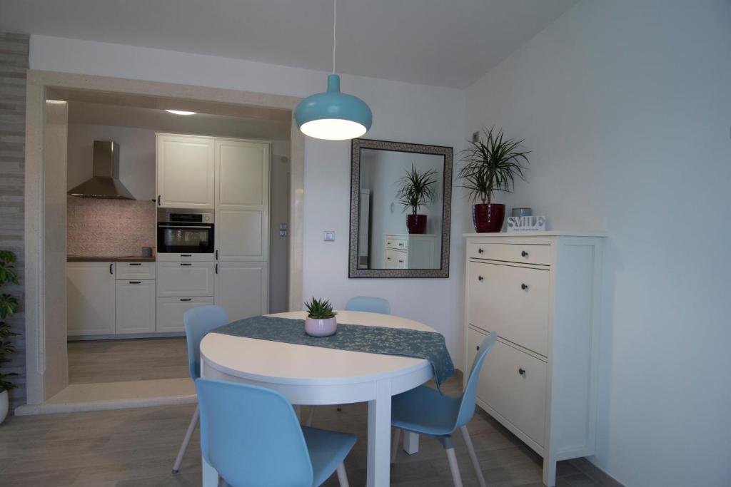 Kuchyň nebo kuchyňský kout v ubytování Apartments Pina
