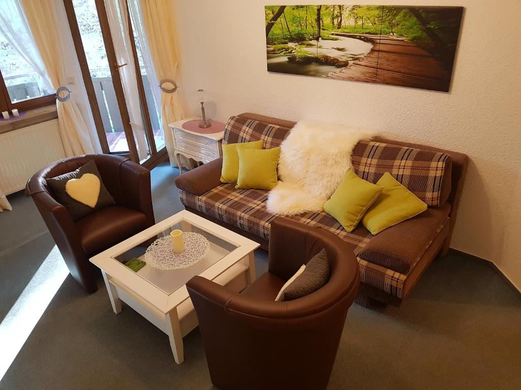 ein Wohnzimmer mit einem Sofa und 2 Stühlen in der Unterkunft Apartement 12 in Kupferkanne in Todtmoos