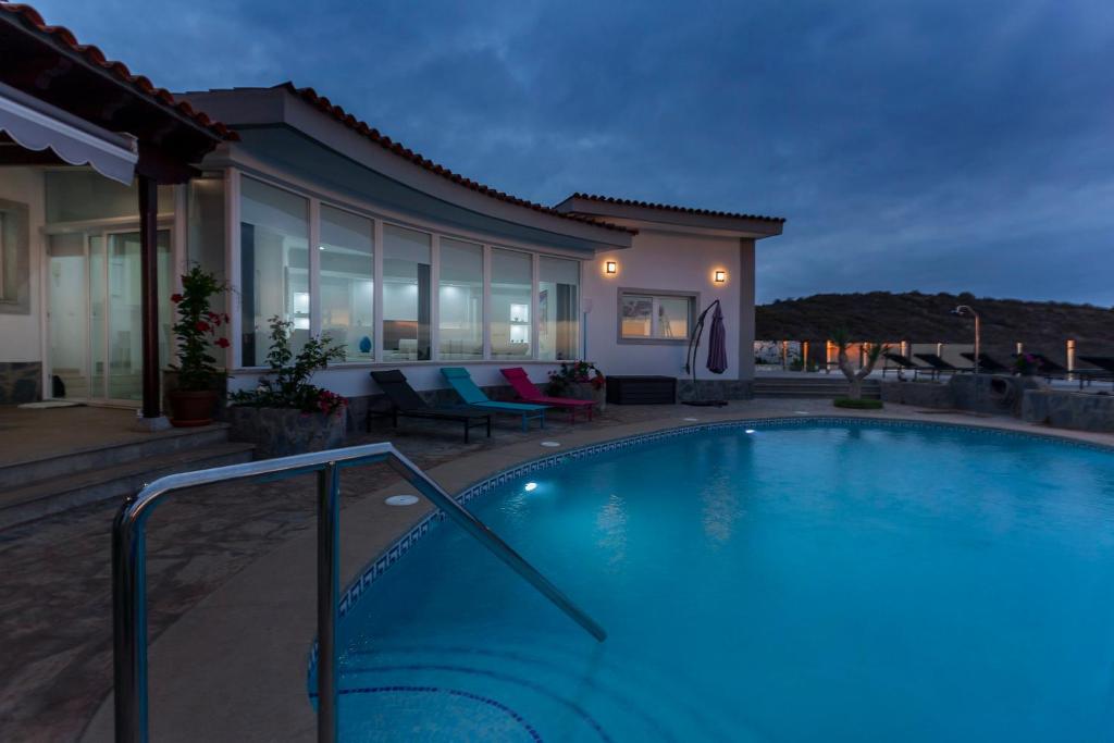 Bazén v ubytovaní Villa Sara in Costa Adeje - Sara Vacation alebo v jeho blízkosti