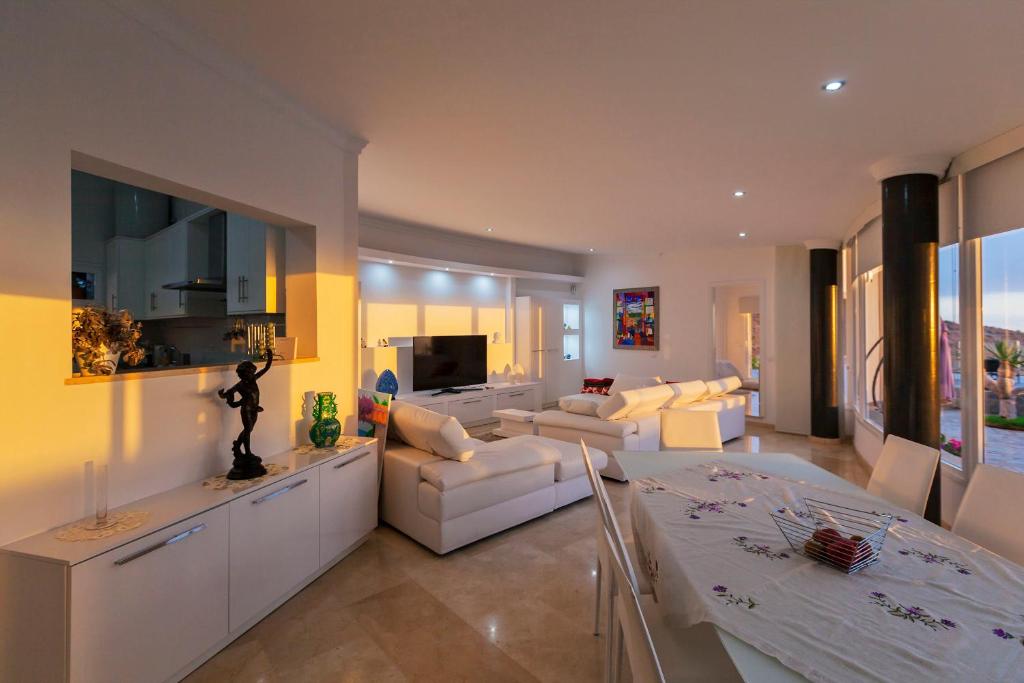Televízia a/alebo spoločenská miestnosť v ubytovaní Villa Sara in Costa Adeje - Sara Vacation