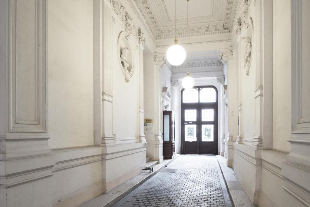 pasillo vacío con puerta y suelo de baldosa en City-Maisonette, en Viena