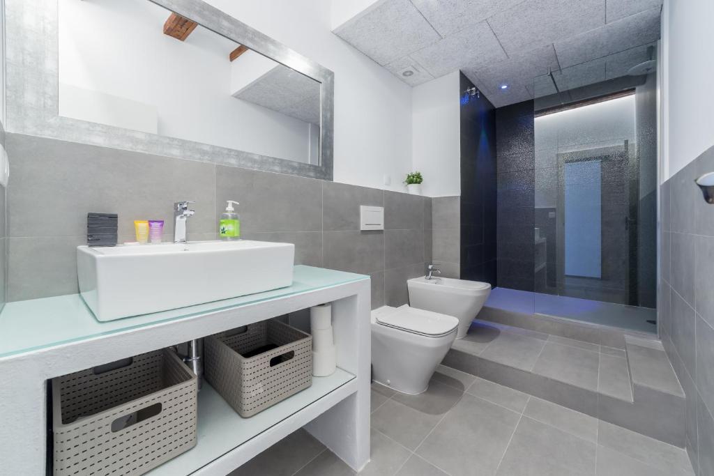 Kúpeľňa v ubytovaní FLORIT FLATS - CATHEDRAL LUXURY TERRACE FLAT 2BR 2BA AC Wifi