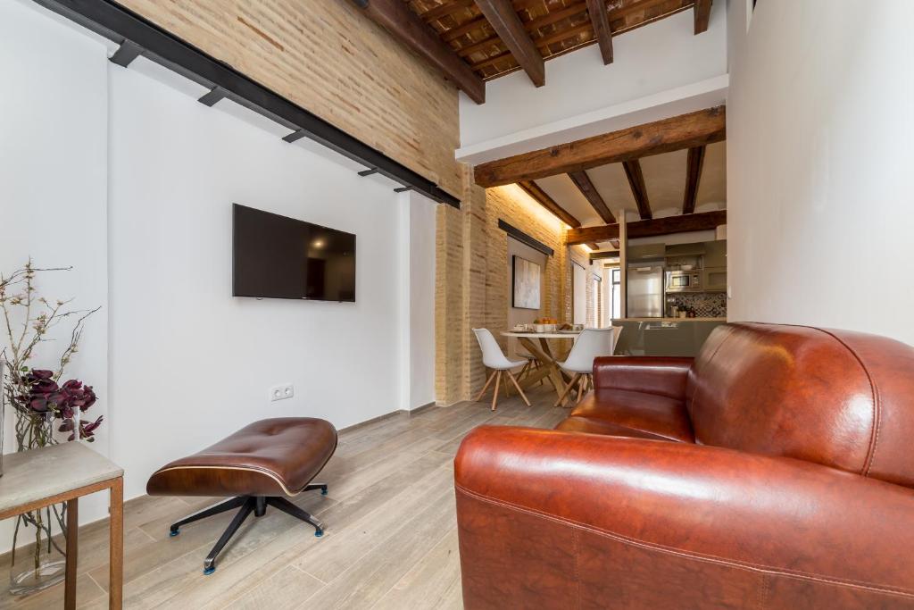 Televízia a/alebo spoločenská miestnosť v ubytovaní FLORIT FLATS - CATHEDRAL LUXURY TERRACE FLAT 2BR 2BA AC Wifi