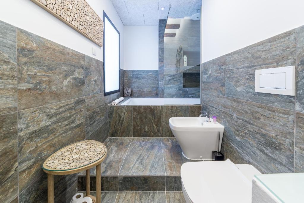 Kúpeľňa v ubytovaní FLORIT FLATS - CATHEDRAL LUXURY TERRACE FLAT 2BR 2BA AC Wifi