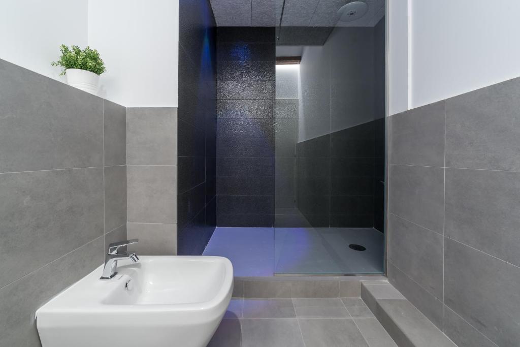 Kúpeľňa v ubytovaní FLORIT FLATS - CATHEDRAL LUXURY TERRACE FLAT 2BR 2BA AC Wifi