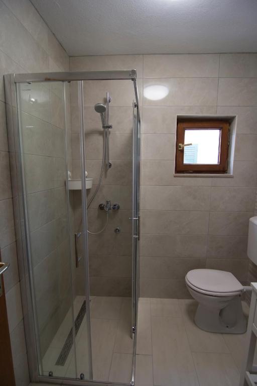 Koupelna v ubytování Apartments Pina
