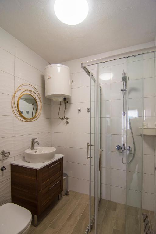 Koupelna v ubytování Apartments Pina