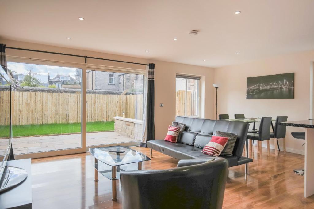 Beautiful Modern Newly Built Apartment 15 min from City Centre