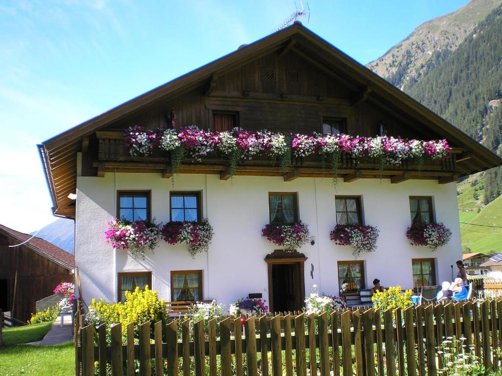 una casa con flores en la parte delantera en Haus Bödele, en Sankt Leonhard im Pitztal