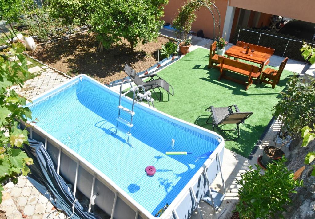 an overhead view of a swimming pool in a yard at Apartments Siljak in Petrovac na Moru