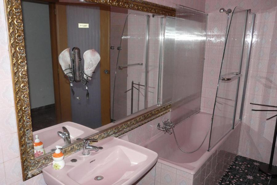 een badkamer met een wastafel, een douche en een spiegel bij B&B La Mezza Luna in Messina