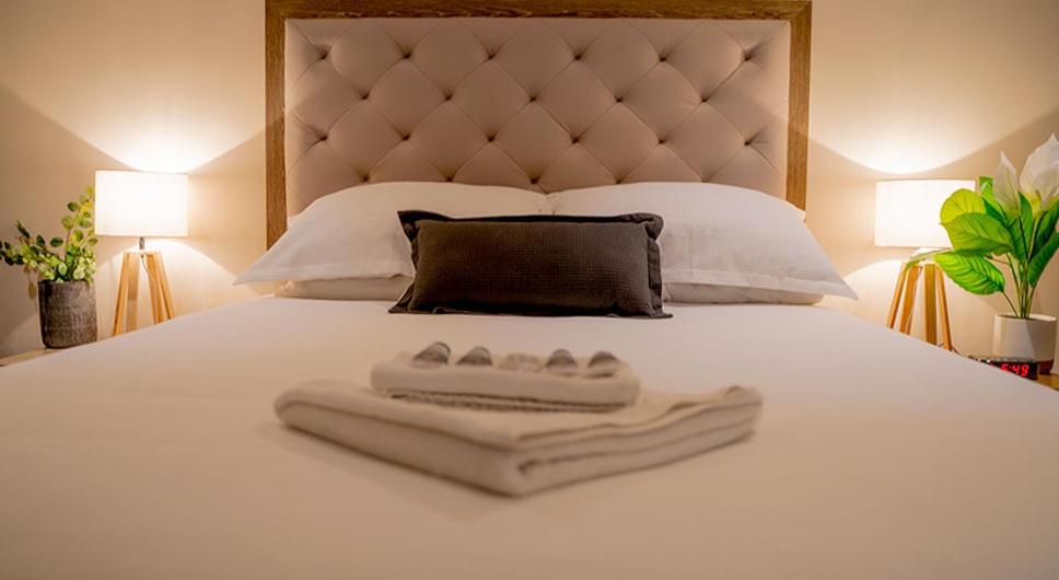 Una cama blanca con un teclado encima. en Manjimup Gateway Hotel, en Manjimup