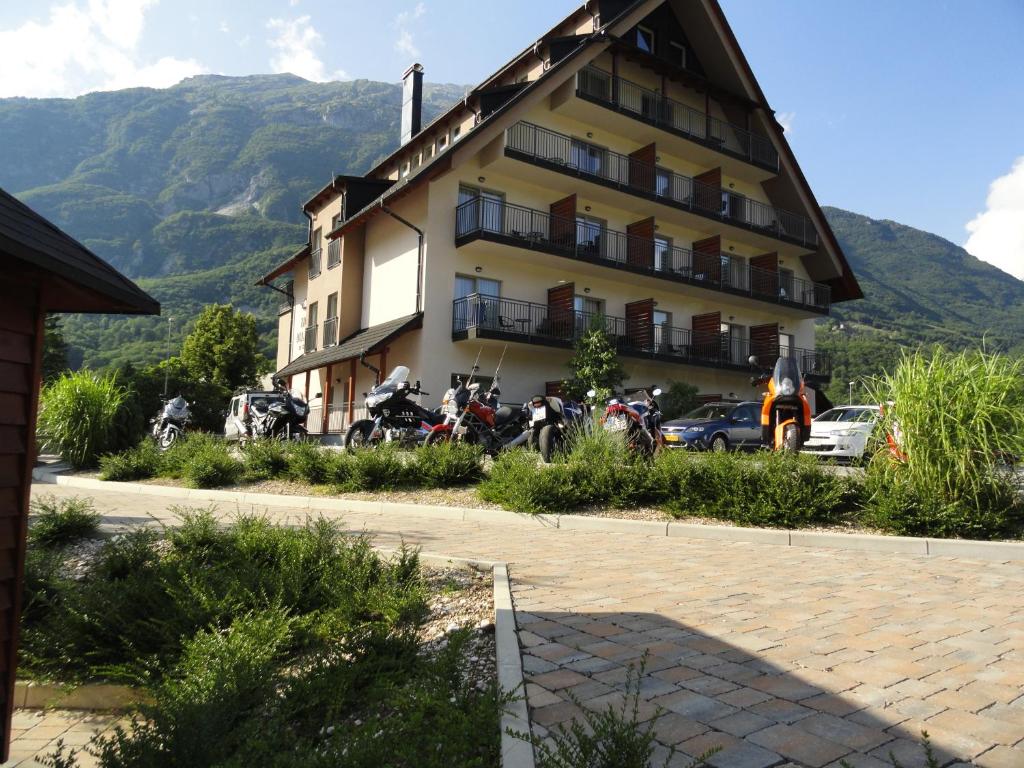 Nespecifikovaný výhled na hory nebo výhled na hory při pohledu z hotelu