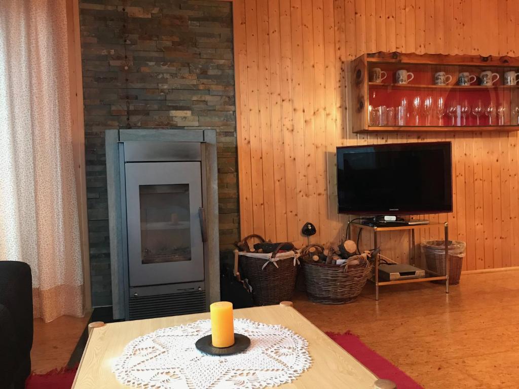 TV a/nebo společenská místnost v ubytování Ferienhaus Bergfee