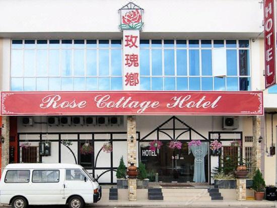 ジョホールバルにあるRose Cottage Hotel Taman Impian Senaiの建物前に停車する白いバン