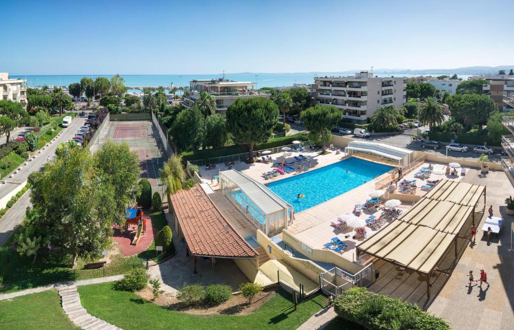 uma vista superior de uma piscina num resort em Résidence Pierre & Vacances Heliotel Marine em Saint-Laurent-du-Var
