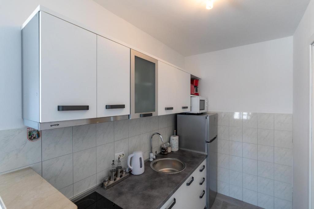 Kuchyňa alebo kuchynka v ubytovaní Apartments Lovorna