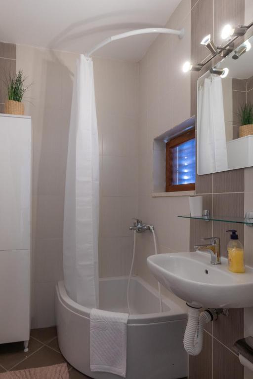 Kúpeľňa v ubytovaní Apartments Lovorna