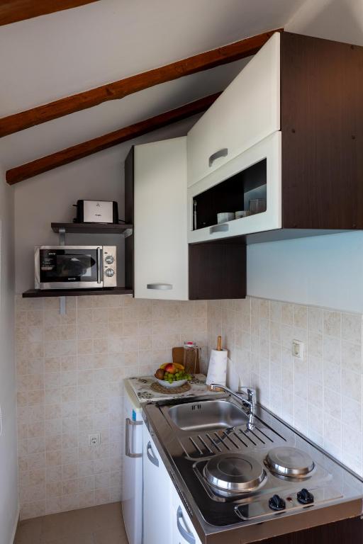 Kuchyňa alebo kuchynka v ubytovaní Apartments Lovorna