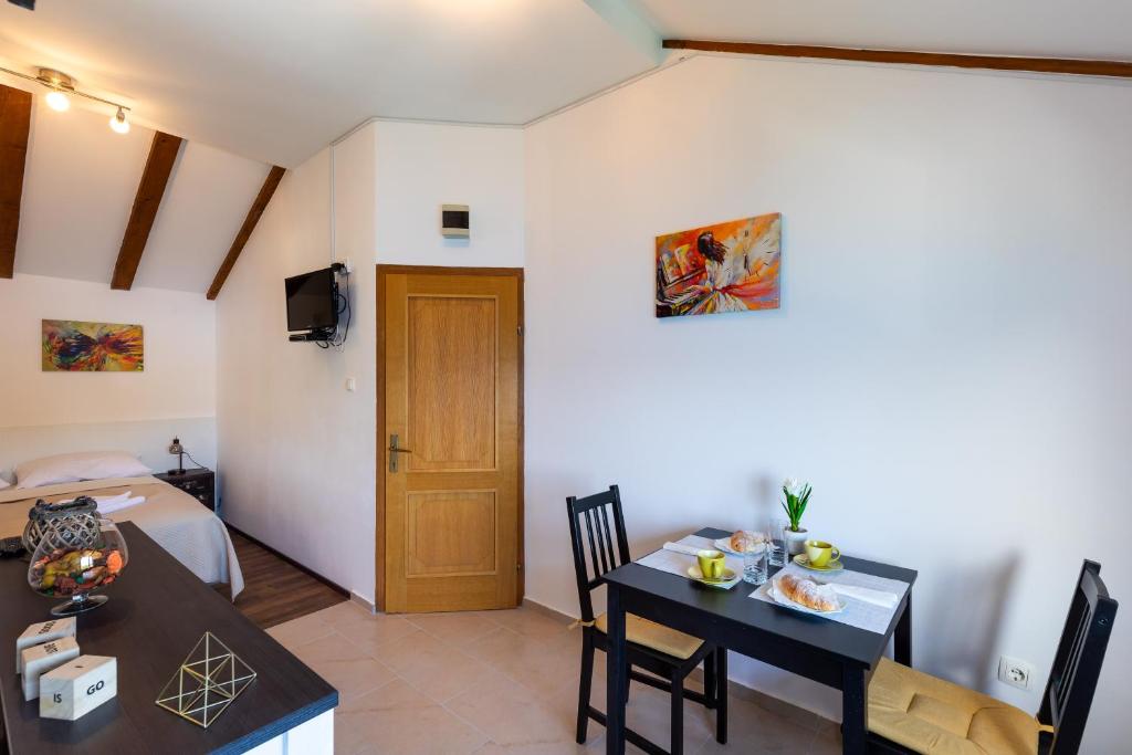 Posedenie v ubytovaní Apartments Lovorna