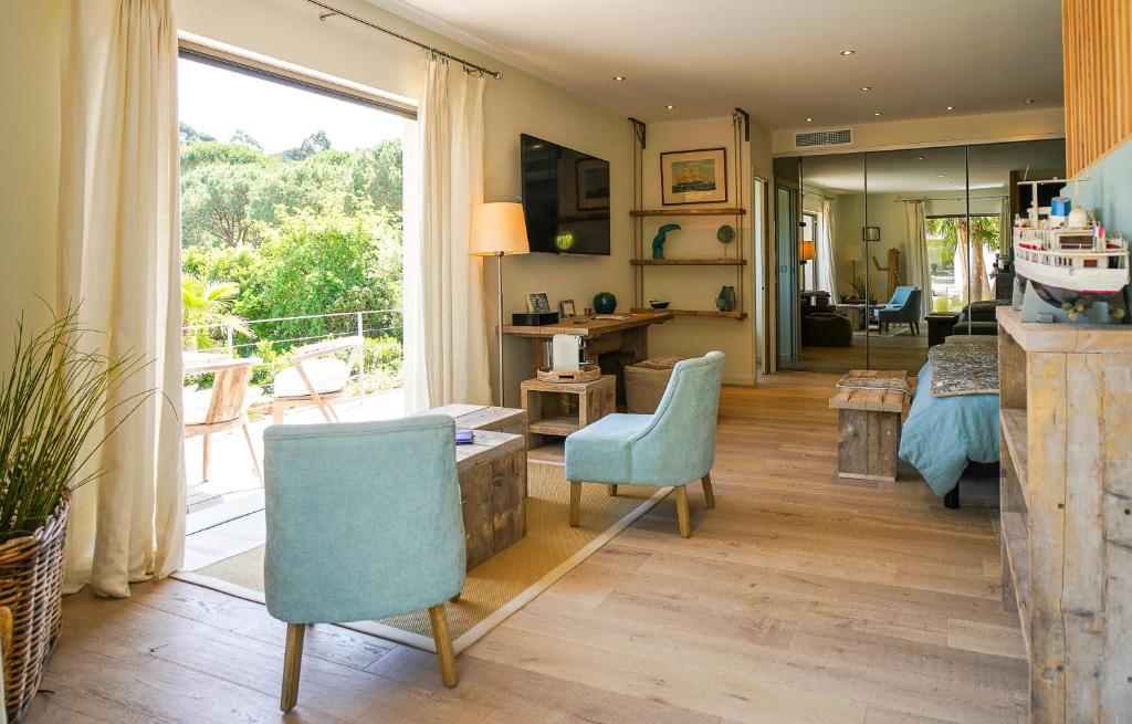 a living room with a table and chairs and a living room at villa Sant-Anna in Saint-Tropez
