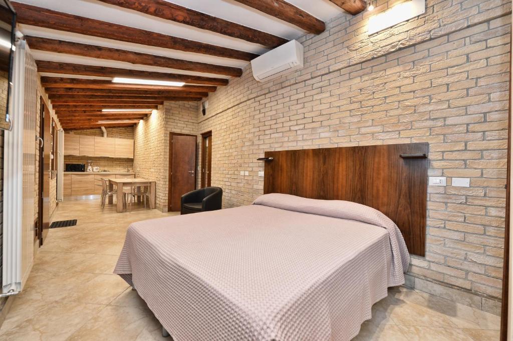 A bed or beds in a room at Venice Apartments San Marco