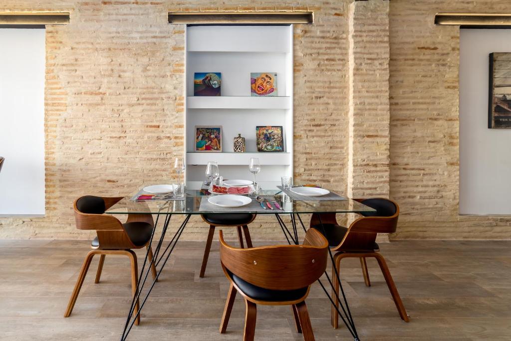 Posedenie v ubytovaní FLORIT FLATS - CENTER Luxurious 1BR 1BA Terrace WI-FI AC