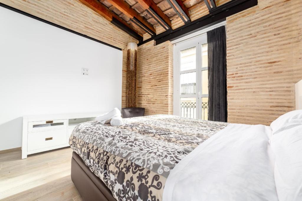 Posteľ alebo postele v izbe v ubytovaní FLORIT FLATS - CENTER Luxurious 1BR 1BA Terrace WI-FI AC