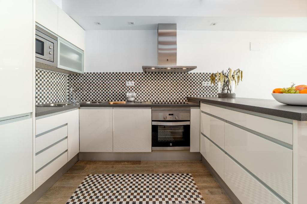 Kuchyňa alebo kuchynka v ubytovaní FLORIT FLATS - CENTER Luxurious 1BR 1BA Terrace WI-FI AC
