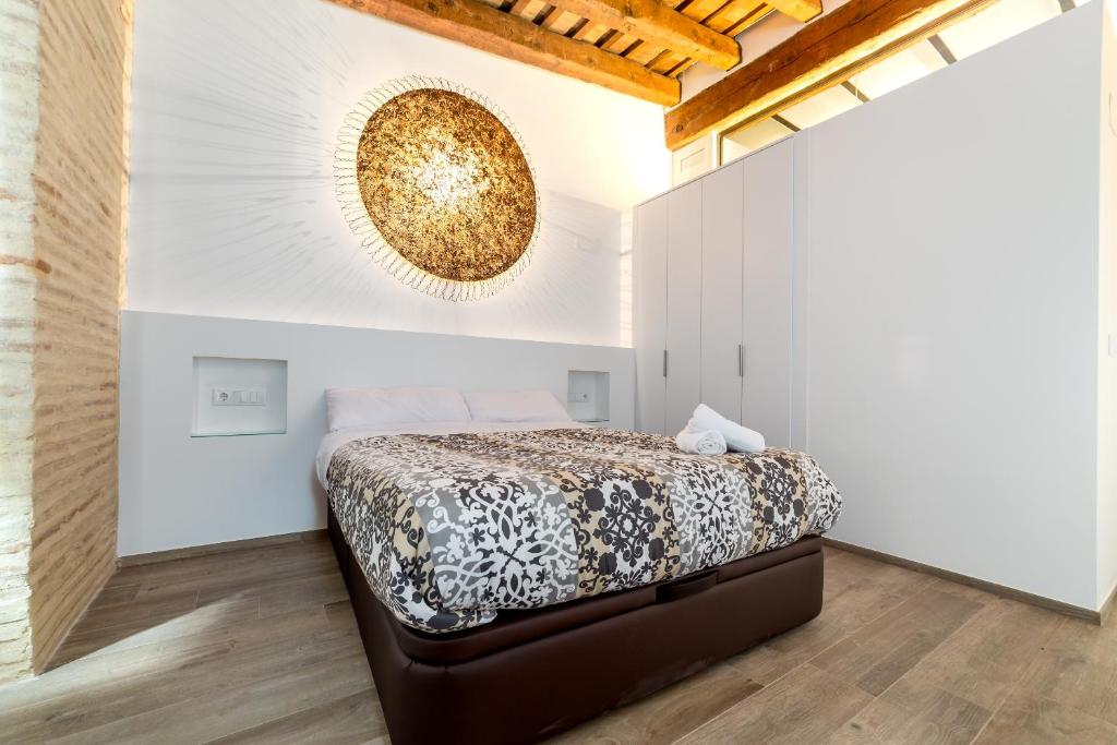 Posteľ alebo postele v izbe v ubytovaní FLORIT FLATS - CENTER Luxurious 1BR 1BA Terrace WI-FI AC