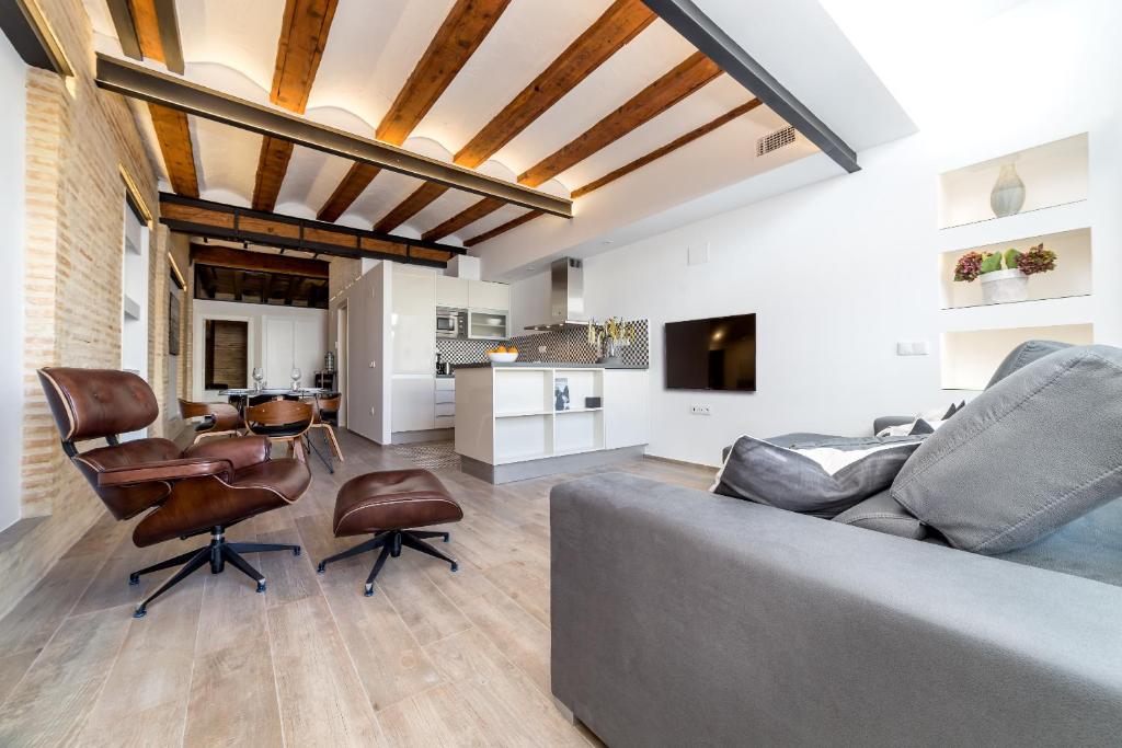 Televízia a/alebo spoločenská miestnosť v ubytovaní FLORIT FLATS - CENTER Luxurious 1BR 1BA Terrace WI-FI AC