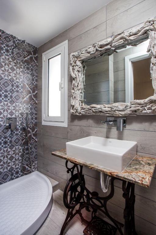 Kúpeľňa v ubytovaní Ammos Luxury Suites