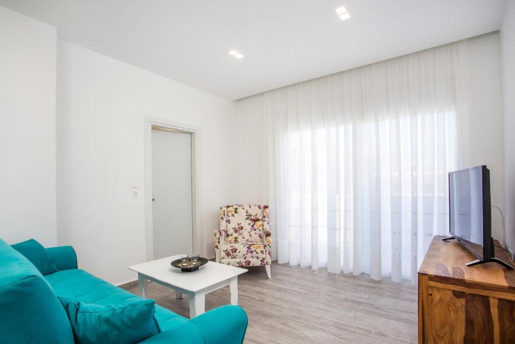 Televízia a/alebo spoločenská miestnosť v ubytovaní Ammos Luxury Suites