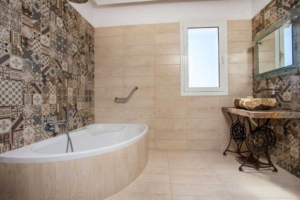 Kúpeľňa v ubytovaní Ammos Luxury Suites