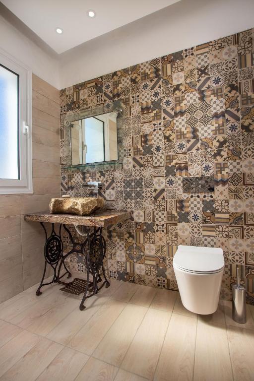 Kúpeľňa v ubytovaní Ammos Luxury Suites